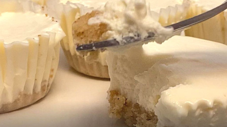 Read more about the article FLUFFY MINI KETO CHEESECAKE