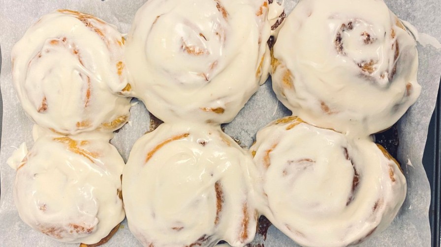 Read more about the article THE BEST PUMPKIN SPICE CINNAMON ROLLS