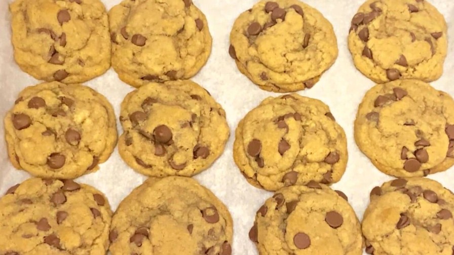 Read more about the article MOIST AND CHEWY CHOCOLATE CHIP COOKIES