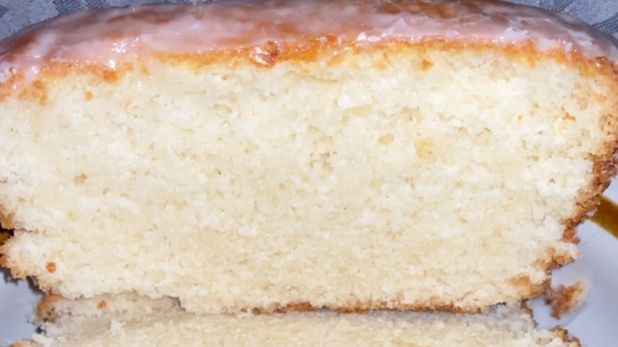 Read more about the article LEMON SOUR CREAM CAKE