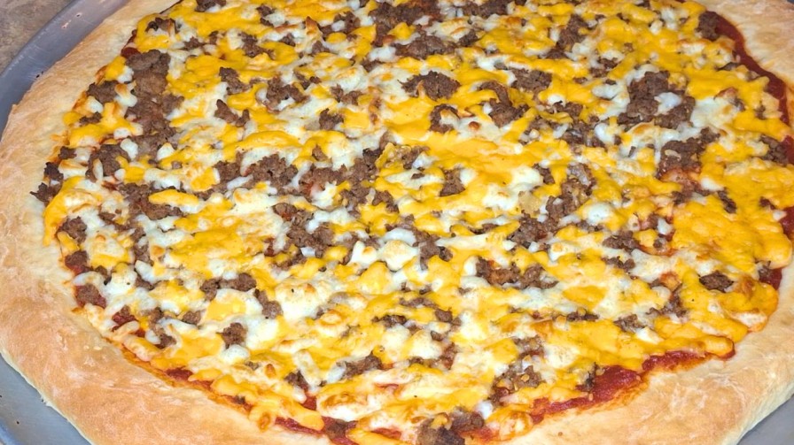 Read more about the article HOMEMADE CHEESEBURGER PIZZA